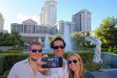 Touristen vor dem Caesars Palace Las Vegas (Alexander Mirschel)  Copyright 
Infos zur Lizenz unter 'Bildquellennachweis'